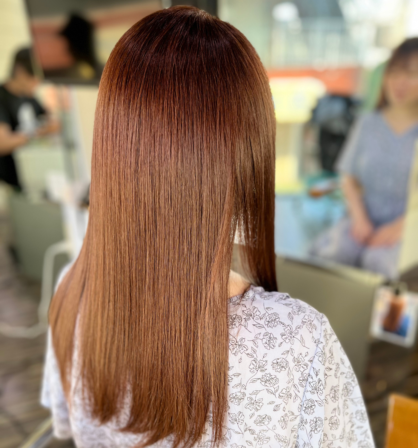 ツヤのある赤みブラウンのロングストレートの仕上がり