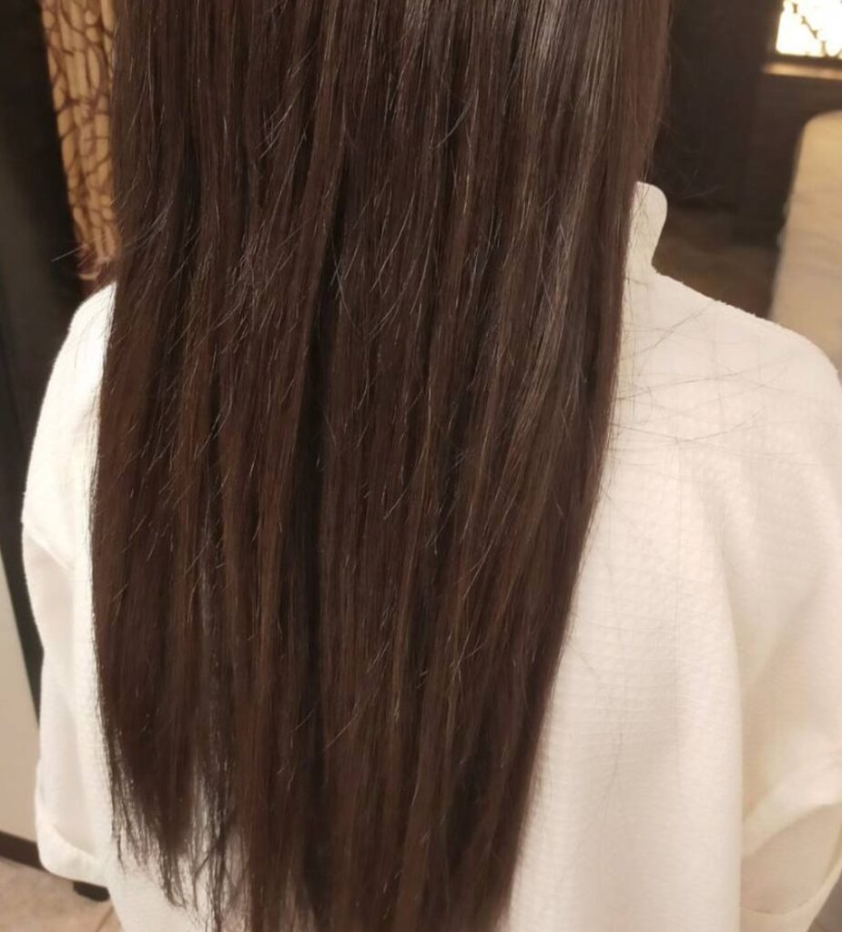 縮毛矯正の施術後。まっすぐ整ったブラウンのロングヘアの背面