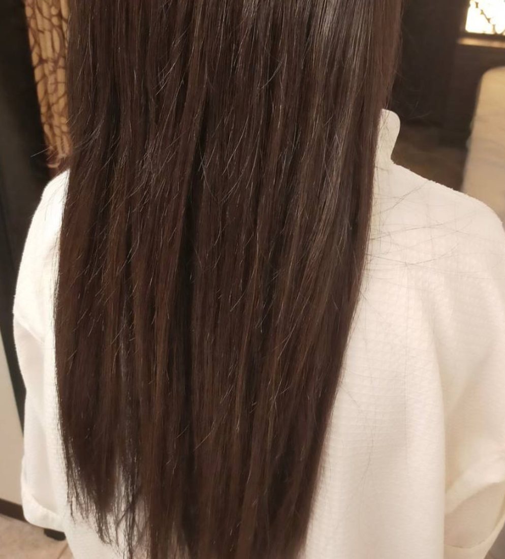 縮毛矯正の施術後。まっすぐ整ったブラウンのロングヘアの背面
