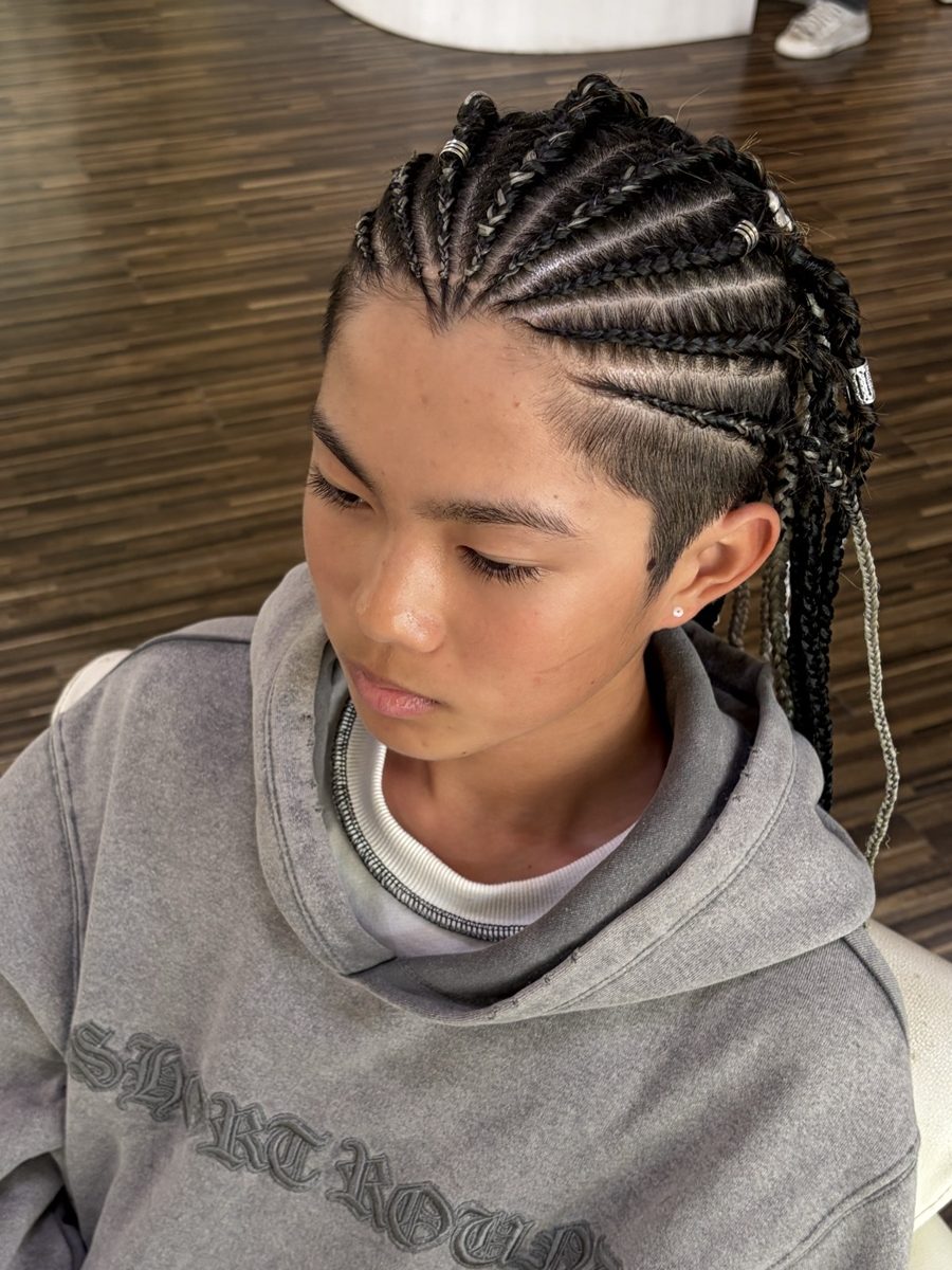 サイドを刈り上げ、銀色のヘアクリップを付けたコーンロウとブレイズのスタイル（灰色パーカーのお子さま）