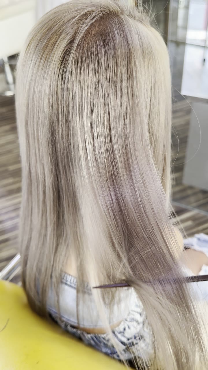 明るいベージュ系のロングヘアの後ろ姿