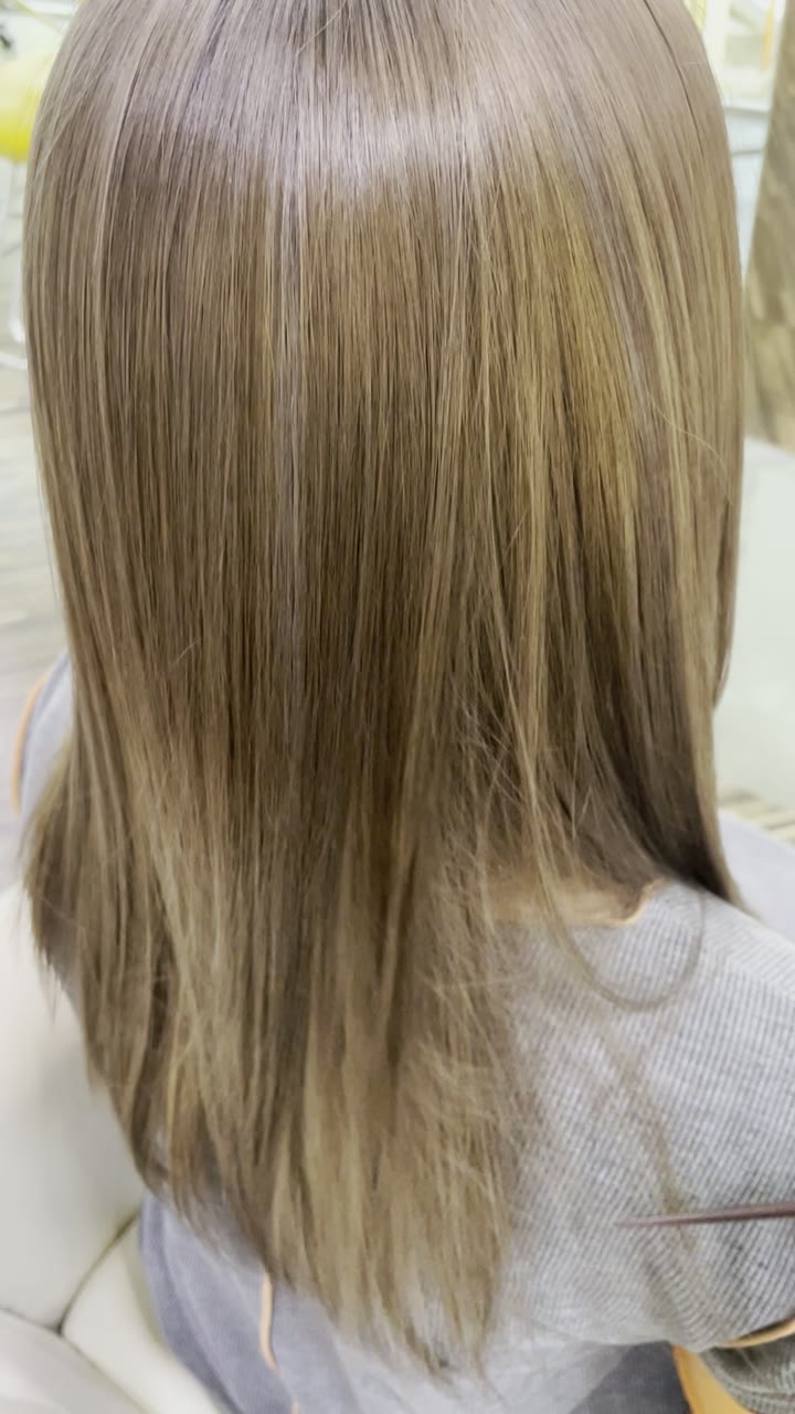 艶のあるブラウンのストレートヘアの後ろ姿