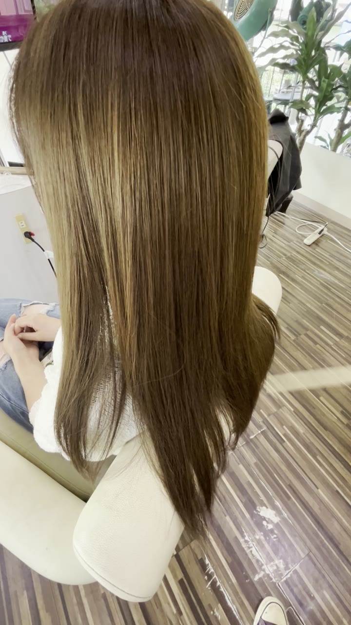 艶のあるブラウンのロングストレートヘアの後ろ姿