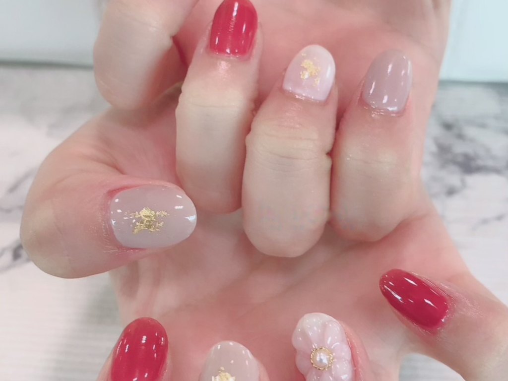 ピンクベージュに、ゴールドのアクセントを入れた自爪ジェルのネイル