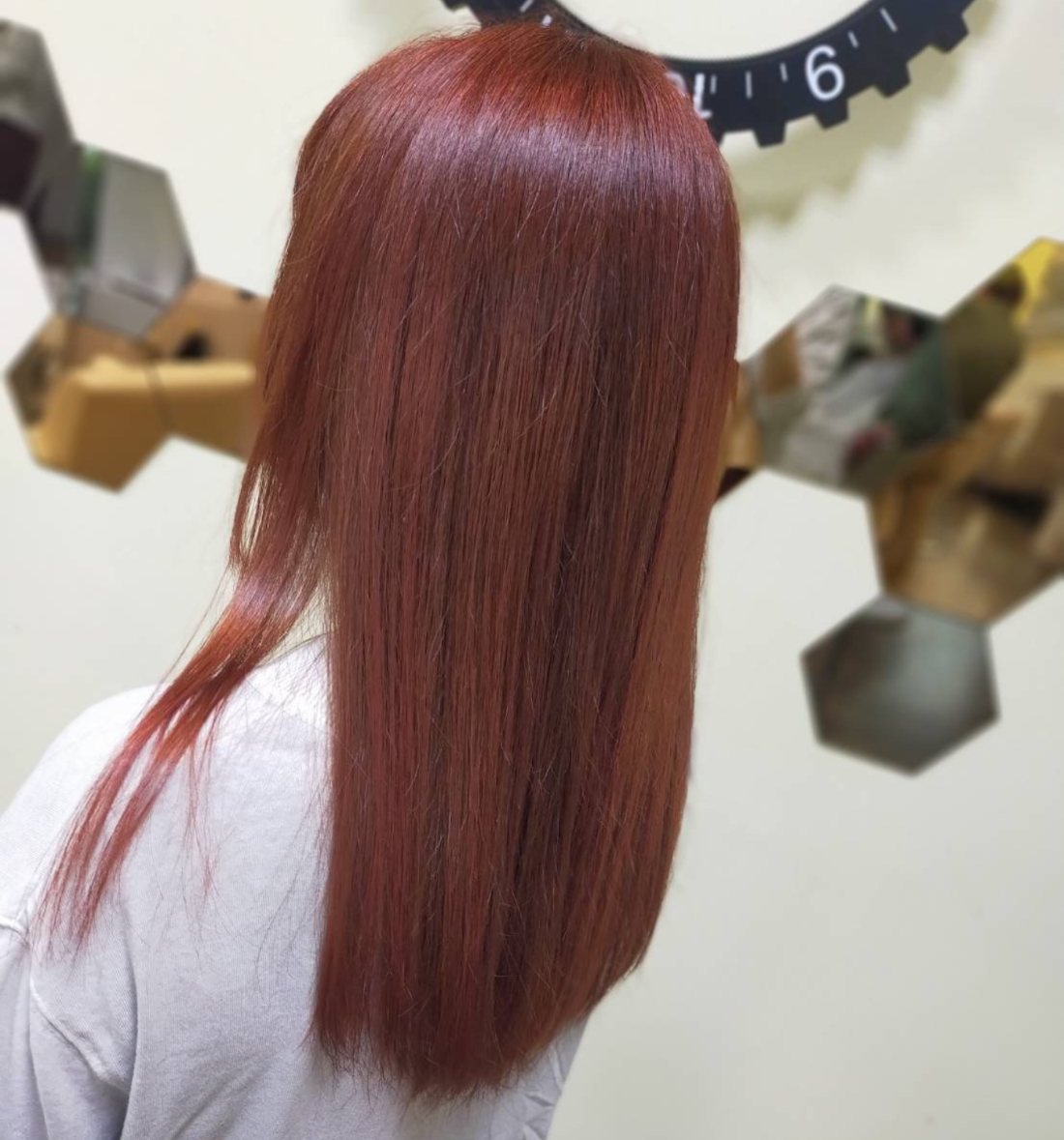 赤みのあるレッドブラウンのロングヘア