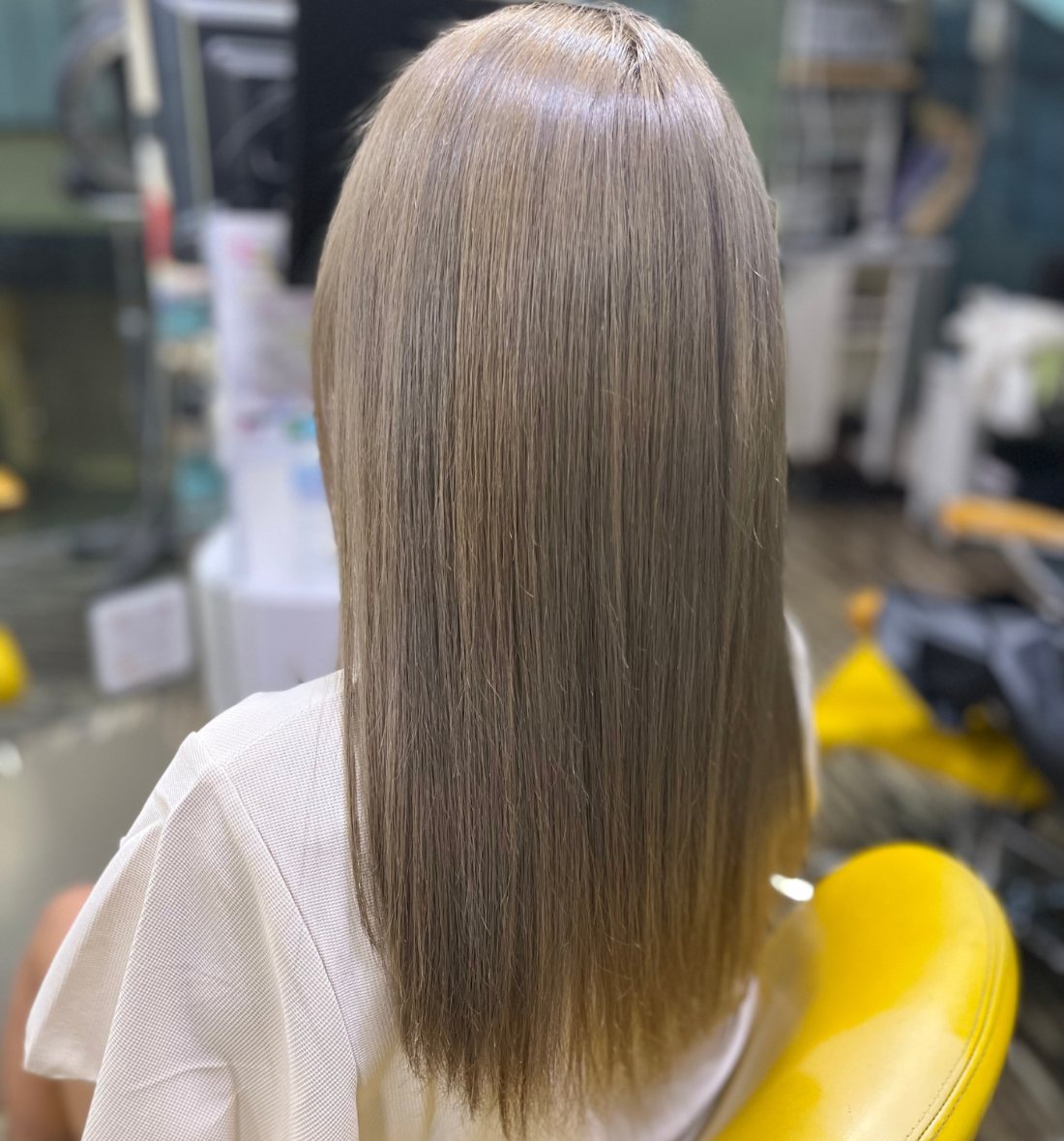 アッシュ系のロングヘアの後ろ姿